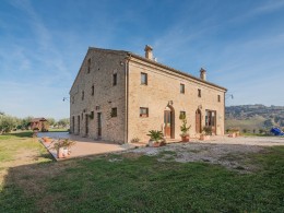 This farmhouse for sale in the Marche used as a farmhouse located in a beautiful area of Santa Vittoria in Matenano, Province of Fermo in the Marche region (Italy)